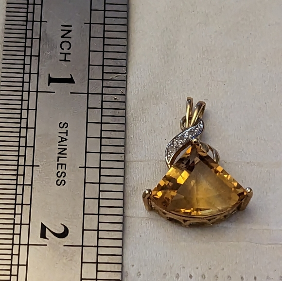 10kt yellow gold and citrine pendant with diamond accents - Picture 2 of 3